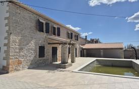 ISTRIA, BARBAN — Rustic house with swimming pool for 690,000 €