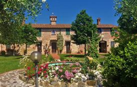 Holiday house with swimming pool for sale in Umbria for 860,000 €