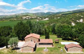 Real estate with pool for sale in Val d'Orcia Tuscany for 1,400,000 €