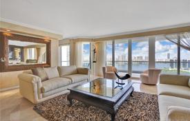 Cosy apartment with ocean views in a residence on the first line of the beach, Aventura, Florida, USA for $945,000