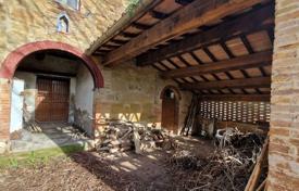 Farmhouse with outbuildings for sale in Tuscany for 790,000 €