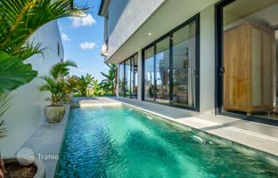 4-bedroom villa 200 m² in Batu Bolong Beach for $409,000