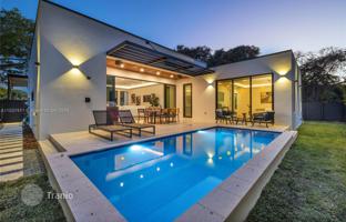 3-bedroom house 208 m² in Miami for $1,975,000