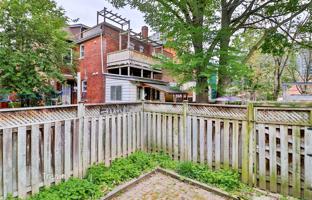 7-bedroom townhouse in Old Toronto for C$1,938,000