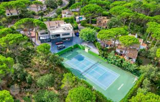 Three-level villa with a tennis court, pool, and spa, Costa Brava, Catalonia, Spain for 2,800,000 €