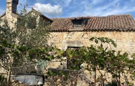 ŠIBENIK, ZLARIN — Stone house for adaptation for 130,000 €