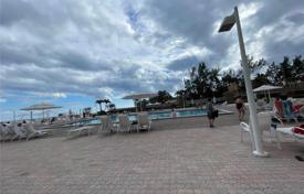 Condo – Hallandale Beach, Florida, USA for $390,000