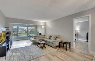 2-bedroom apartments in condo 105 m² in Boca Raton for $275,000