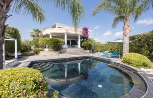 Elegant villa with a pool, a spa and panoramic sea views in Saint-Laurent-du-Var, Nice, France for 2,290,000 €