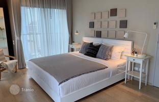 1-bedroom apartments in condo in Khlong Toei for $300,000