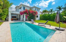 Cozy villa with a backyard, a swimming pool, a terrace and a garage, Coral Gables, USA for 1,555,000 €