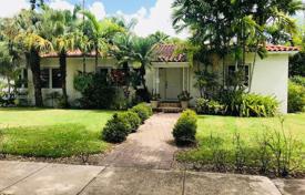 Cozy cottage with a backyard, a terrace and a garage, Coral Gables, USA for $1,260,000
