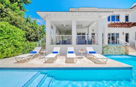 Spacious villa with a backyard, a pool, a sitting area, a terrace and garages, Key Biscayne, USA for $3,100,000