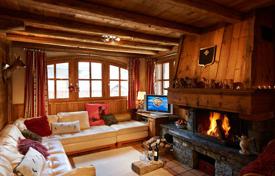 Cozy chalet with a jacuzzi and a parking at 200 meters from a ski lift, Meribel, France for 10,000 € per week