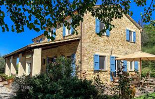 Adorable farmhouse with dependence in Mombaroccio, Le Marche, Italia for 660,000 €