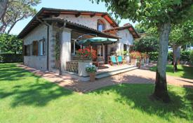 Cozy villa with a garden at 300 meters from the beach, Forte dei Marmi, Italy for 6,800 € per week