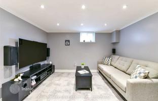 8-bedroom townhouse in North York for 882,000 €
