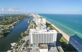 Three-room apartment in a skyscraper right on the ocean in Miami Beach, Florida, USA for 1,381,000 €