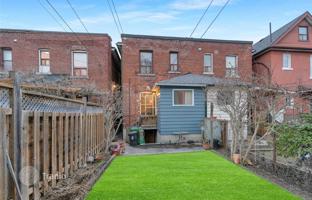 8-bedroom townhouse in York for C$1,208,000