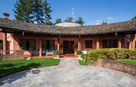 Spacious villa with luxurious interiors and modern amenities on Lake Como in Guanzate, Italy for 1,450,000 €