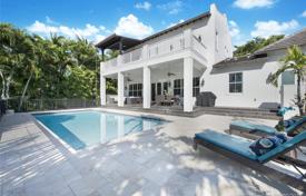 Comfortable villa with a backyard, a swimming pool, a seating area, a terrace and a garage, Coral Gables, USA for 2,485,000 €