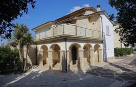 Beautiful villa with a pool in the medieval Tuscan town of Marciano della Chiana, Italy for 900,000 €