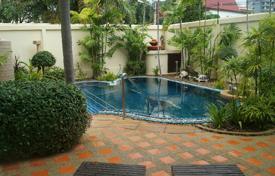 Beautiful large house with 4 bedrooms only minutes walk from the beach for 566,000 €