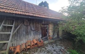LIKA, DUBRAVE — antique house with a large garden for 40,000 €