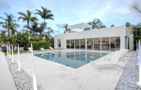 Comfortable villa with a pool, a jetty, a terrace and views of the bay, Miami Beach, USA for $2,990,000