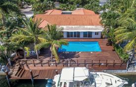Spacious villa with a backyard, a pool, a barbecue, a patio and a garage, Miami, USA for 1,538,000 €