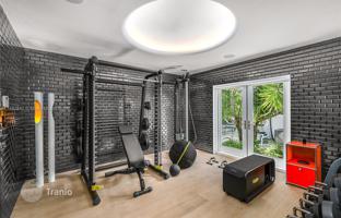 8-bedroom house 598 m² in Pine Tree Drive for $8,400,000