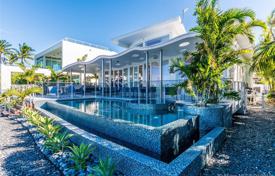 Spacious villa with a backyard, a pool, a sitting area, a terrace and a garage, Miami Beach, USA for $5,300,000