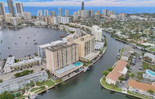 3-bedroom apartments in condo 200 m² in Hallandale Beach for $649,000