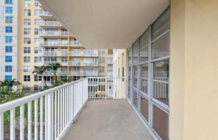 2-bedroom apartments in condo 172 m² in Sunny Isles Beach for $419,000