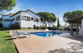 Houses for sale in Castell Platja d'Aro. Two-storey villa with a pool, a terrace and sea views, close to beaches, Castell Platja d'Aro, Spain Houses for sale in Castell Platja d'Aro. Two-storey villa with a pool, a terrace and sea views, close to beaches, Castell Platja d'Aro, Spain