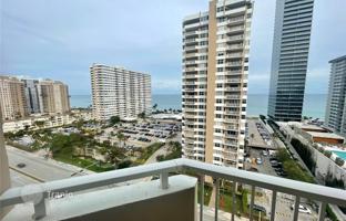 3-bedroom apartments in condo 162 m² in Hallandale Beach for $685,000