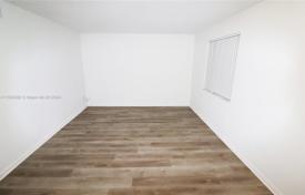 3-bedrooms townhome 170 m² in South Miami, USA for $900,000
