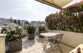 Close to the famous Saint Cloud racetrack and Golf Club in a private secured resort, duplex with terraces. Gardens, heated swimming pool. for 1,470,000 €