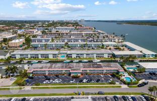 2-bedroom apartments in condo 94 m² in North Palm Beach for $320,000