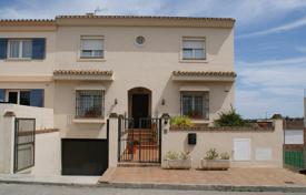 Fantastic south-facing townhouse built on 3 levels situated only a few minutes from Sotogrande for 452,000 €