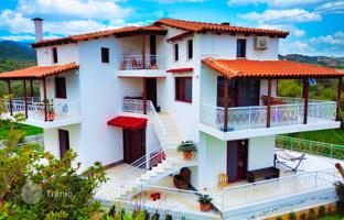 Spacious villa with a guest house, a large plot and beautiful views in Xylokastro, Peloponnese, Greece for 650,000 €