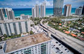 Condo – Collins Avenue, Miami, Florida,  USA for $395,000