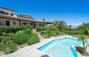 Duplex villa with a pool and a garden in Cannes, Cote d'Azur, France for 2,049,000 €
