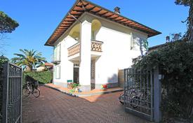 Luminous cozy villa with a garden at 500 meters from the beach, in the center of Forte dei Marmi, Italy for 5,200 € per week
