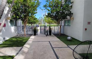2-bedroom apartments in condo 75 m² in Miami Beach for $400,000