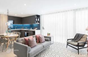 Spacious apartment with a private garden, Hayes, London, UK for £560,000