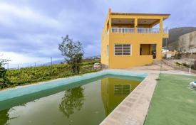 Two-storey house with a vineyard, a pool and sea views in Vera de Erques, Tenerife, Spain for 580,000 €