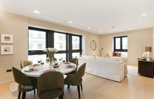 Two-bedroom apartment in a modern residence with a swimming pool and a lounge area, Camden, London, UK for £1,275,000