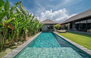 3-bedroom villa 250 m² in Batu Bolong Beach for $850,000
