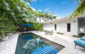 Fully renovated villa with a plot, a pool, a garage and a terrace, Miami Beach, USA for $1,725,000